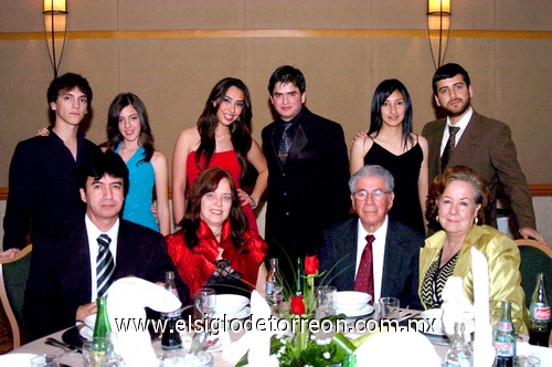 06022010 De fiesta. Marcos Gallardo, Araceli Aguirre, Víctor Gallardo, Sarita, Carlos Jáuregui, Victoria Gallardo, Esteban Gallardo, Sandra, Gaby y Juan Carlos.