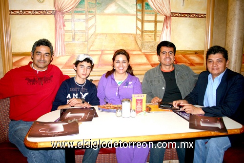 07022010 Juan Carlos, Carlos Adrián, Blanca López, fray Alfredo García y Teo Navarro.