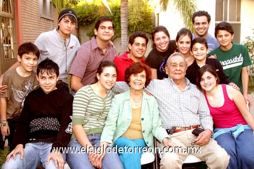 07022010 María Luisa Fierro de Galindo y Enrique Galindo celebraron 54 años de matrimonio junto a sus nietos.