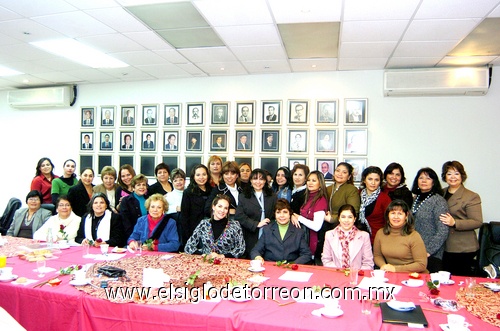 11022010 Integrantes del Colegio de Contadores Públicos de La Laguna, en el desayuno realizado con motivo de su cambio de directiva.