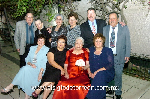 11022010 Juanita Díaz Vda. de Rodríguez celebró sus 90 años de vida en compañía de sus hijos: Ricardo, Agustín, Juan, Gerardo, Olivia, Catalina, Lourdes, Josefina y Ángela.