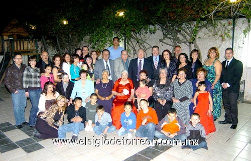 13022010 Juanita Díaz Vda. de Rodríguez celebró su cumpleaños 90 en compañía de sus hijos, nietos y bisnietos.