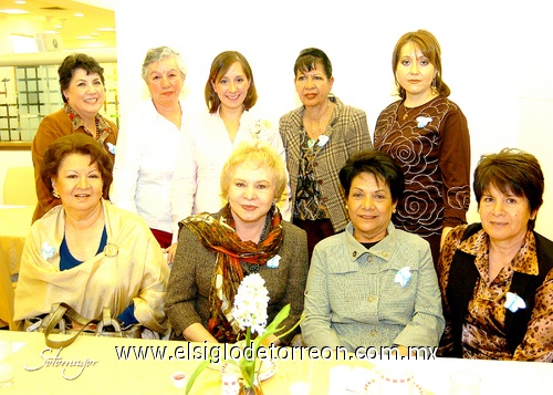 14022010 Cintya en compañía del grupo de La Costurita, Caty del Río de Martínez, Oralia Armendáriz, Lucía de Martínez, Rita González, Blanca Inés Martínez, Gloria de Ramírez, Chayito González, Azunción del Río de Sánchez y Sarita Franco de Garibay.