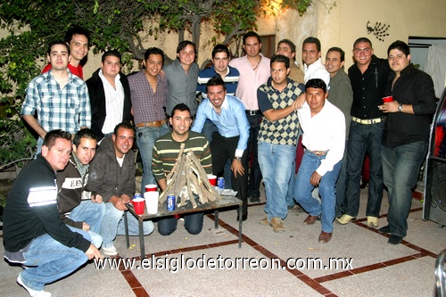 15022010 José Gutiérrez rodeado por sus amigos el día de su cumpleaños.