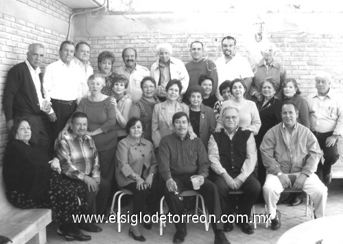 17022010 Grupo de ex alumnos de reconocida escuela comercial, encabezada por el Sr. Óscar Treviño.