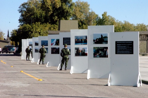 Se llevó a cabo el corte de listón de la muestra fotográfica denominada 'Conoce a tu Ejército', en la representación de más de 100 imágenes que marcan la actividad de la Secretaría de la Defensa Nacional en toda la República.