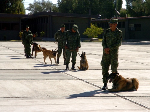 En un hecho singular, se realizó un recorrido en dos jeeps del Ejército Mexicano, para que los invitados conocieran las instalaciones del 33 Batallón de Infantería y la XI Región Militar.