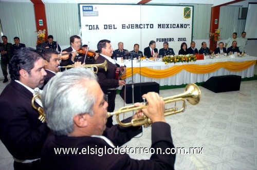 Con mariachi, un desayuno, demostraciones de acciones militares y la presencia de autoridades civiles y militares, fue festejado el Día del Ejército Mexicano.