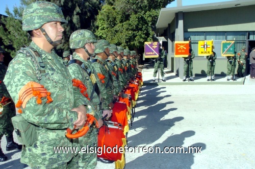 Personal del 33 Batallón de Infantería y de la Onceava Región Militar, celebraron los 97 años del decreto del Ejército, siendo el evento efectuado en el salón de honor del 33 Batallón de Infantería, ubicado en la carretera Torreón-Matamoros, kilómetro 6.5 del ejido La Joya.