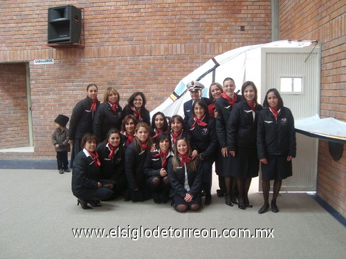 22022010 Grupo de maestras, atentas al evento.