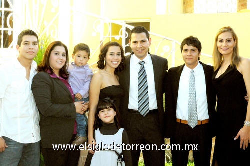 28022010 Gissel Nathaly en compañía de sus hermanos, Gerardo Irán, Paola Sinaí y Alma Daniela; así como su pequeño sobrino Nicolás y Jesús Josdel acompañado por sus hermanos, José Luis Tadeo y Beatriz Guadalupe.