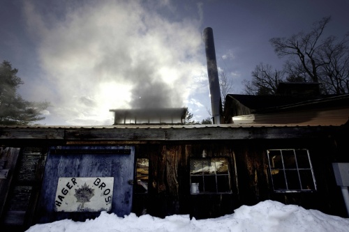 Chimeneas de la casa de producción de azúcar de arce de la granja de los hermanos Hager en Colrain, Massachusetts (EU.) Cada año desde finales del mes de febrero hasta comienzos de abril, granjeros de toda Nueva Inglaterra van hacia los bosques con cubos, tuberías y taladros para recoger la savia de los árboles de azúcar de arce y hervirla para conseguir Jarabe de Arce puro.