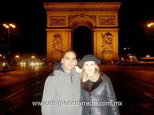 24032010 Manuel Gómez y Selene de Gómez, en el Arco del Triunfo en París, Francia.