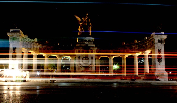 Entre los monumentos del Distrito Federal que quedaron en la penumbra se cuenta el Ángel de la Independencia, el Hemiciclo a Juárez, las fuentes de La Diana Cazadora, de la Cibeles y de la República, y los monumentos a la Revolución, a Colón, a Cuauhtémoc, a los Niños Héroes y también la Torre del Caballito.