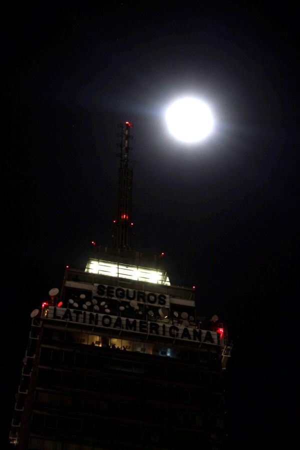 A la Hora del Planeta, iniciativa que inició el WWF en 2007 en Australia, se sumaron ayer en la Ciudad de México edificios del Gobierno del Distrito Federal, el Palacio Nacional, la Catedral Metropolitana, monumentos, marquesinas del Metro, bancos y hoteles, entre otros inmuebles, aunque la participación no fue tan masiva como esperaban las autoridades locales.