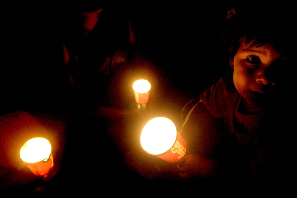 En Lima el seguimiento fue amplio entre la población, que dejó algunos barrios como el de San Isidro sólo iluminados por los automóviles y el alumbrado público.