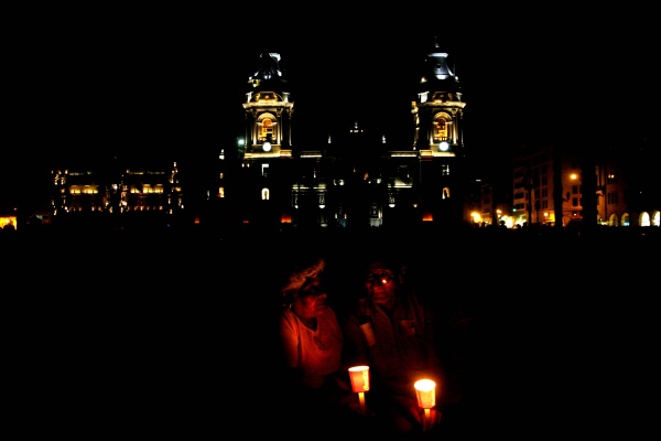 La capital y otras grandes ciudades del Perú se sumaron hoy a la Hora del Planeta y apagaron sus luces como protesta pacífica contra el cambio climático, un acto que el presidente del país, Alan García, calificó de 'demostración de civismo mundial'.