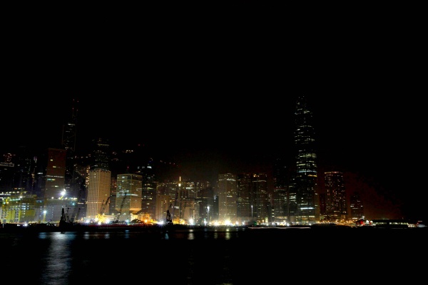 Así lucieron algunos edificios de Hong Kong durante la 'Hora del Planeta' promoviendo la lucha contra el calentamiento global.