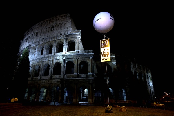 El Coliseo romano fue uno de los más famosos y emblemáticos monumentos que se quedaron sin luz en Italia, así como la Torre de Pisa, la Arena de Verona, el Puente de Rialto en Venecia entre otros.