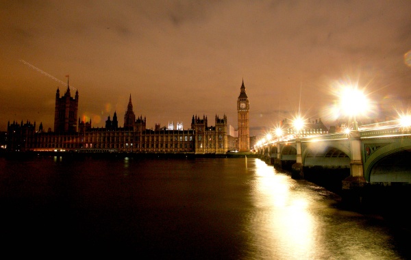 Las principales edificaciones del mundo se oscurecieron, al unirse varias ciudades del mundo en la exigencia global para revertir el cambio climático, apagando las luces en el acto 'La Hora del Planeta'.