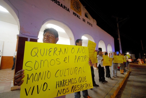 Los artesanos de Chichén Itzá se manifestaron en contra del concierto que ofreció en la zona arqueológica el cantante británico Elton John, pues lo consideran un agravio a la cultura y al legado maya.