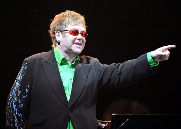 Elton John, en todo momento se mostró alegre y emocionado por seguir entregando su música.