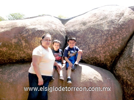 Maricaela Aldaba con sus hijos en el Zoológico de San Antonio Tx. Enviada por Marisa Herrera.