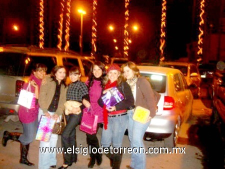 Ale Castañeda, Clau Fernández,Gaby Rosales,Cynthia Juárez,Rosy Quiroga y Almalili Cabrera en Starbucks diciembre 2009 haciendo intercambio. Enviado por Gabriela Rosales.