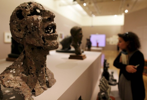 Escultura sin identificar expuesta en el el Yad Vashem (Museo del Holocausto) en la nueva exposición 'Virtudes de la Memoria: Seis décadas de creatividad de los supervivientes del Holocausto', durante la jornada de presentación a los medios de comunicación. Acoge 300 trabajos de supervivientes del Holocausto.