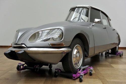 Vista de la obra 'La DS' (1993) del artista mexicano Gabriel Orozco que ha sido instalada en el museo 'Kunstmuseum' de Basilea, Suiza, para crear su trabajo, Orozco cortó un Citroen DS en tres pedazos y creó un vehículo parecido a una flecha. La exposición de Orozco.