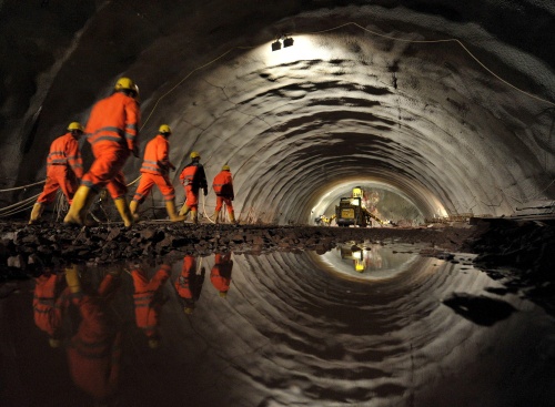 Un tramo de las obras del túnel 'Silberberg', en Moehrenbach (Alemania). La construcción del principal túnel de la línea de tren de alta velocidad ICE que conectará Berlín y Nuremberg ha comenzado oficialmente hoy y en ella se invertirán 200 millones de euros. Su trazado recorrerá casi 7,4 kilómetros bajo las montañas y cuando entre en servicio.