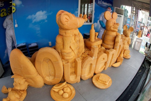 La mayor escultura del mundo hecha de queso, creada por el artista británico Baldrick Buckle y su equipo con motivo del Dia Nacional del Queso en Ostend, Belgica, el 7 de abril de 2010. El equipo de Baldrick Buckle, formado por cuatro personas, necesitó cinco dias y 116 kilos de queso.