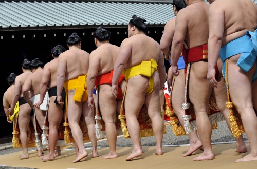 Luchadores de sumo durante el torneo ceremonial de sumo 'Honozumo' en el recinto del templo de Yasukuni en Tokio, Japón, hoy, viernes 9 de abril de 2010.