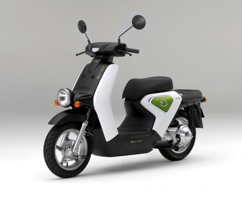 El grupo japonés Honda planea sacar al mercado nipón una nueva motocicleta eléctrica con una batería desarrollada por Toshiba con capacidad para recorrer hasta 30 kilómetros por cada carga. Está previsto que esta motocicleta 'verde', que tendrá el mismo tamaño y potencia que una 'scooter' de 50 centímetros cúbicos, se comercialice a partir del próximo diciembre con un precio de unos 500.000 yenes (unos 3.900 euros). La batería creada para la nueva motocicleta de Honda podrá conectarse a una toma de corriente doméstica o con un dispositivo portátil que permitirá recargarla en solo 10 minutos.