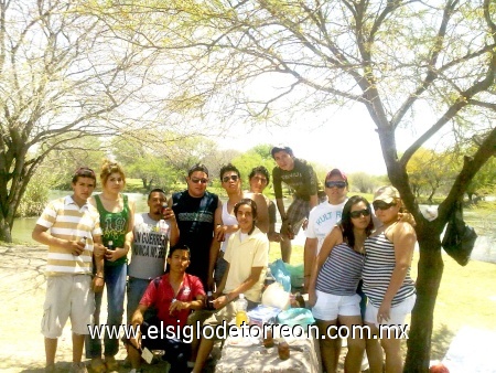 En el río con unos cuates chidos jajajaja.
Enviada por José Enrique Campos.