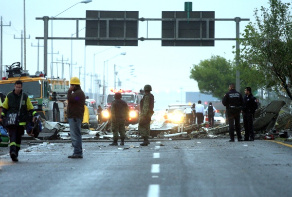 Bomberos del estado, efectivos de la Policía Federal y del Ejército mexicano resguardaron el área del siniestro.