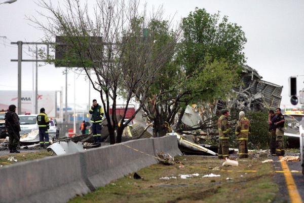 El impacto lanzó partes de la aeronave en un radio de al menos 50 metros.