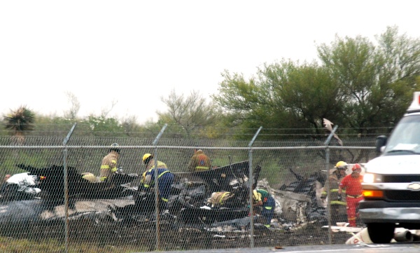 La nariz del avión y ambas alas quedaron desprendidas del fuselaje y permanecían en el camino de dos carriles.