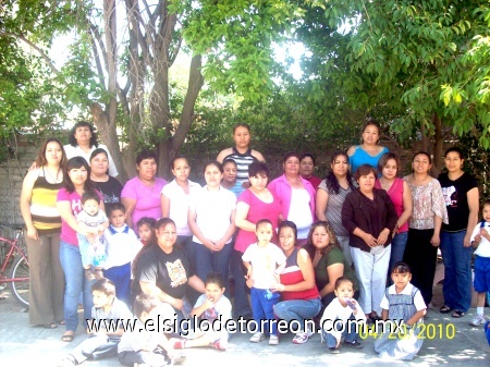 Aquí y estamos todos las mamas d los alumnos de la maestras juanis que trabaja en el Jardín de niños José Maria Morelos Y Pavon de la Cd. de Lerdo Dgo., enviado por Educadora