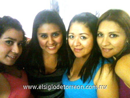 Eva y Karina Hinojosa García con sus primas Edith y Abigail Medina García en el concierto de Alejandra Guzmán en el Coliseo enviada por karina.