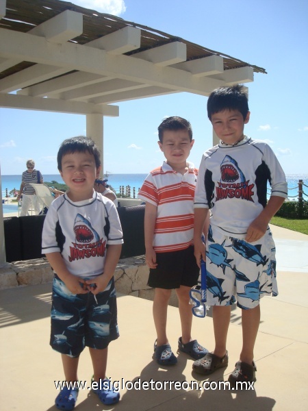 Rodrigo, Diego y Sebastián Tamez Soto de vacaciones por Cancún. en Marzo 2010. Radican en Eagle Pass, Texas