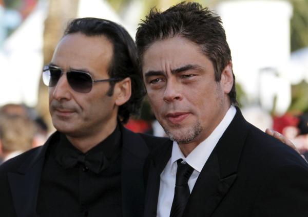 El actor puertorriqueño Benicio del Toro y el compositor francés Alexandre Desplat, ambos miembros del jurado, posaron sobre la alfombra roja a su llegada a la proyección de 'Biutiful' durante la 63ª edición del festival de cine de Cannes en Cannes, Francia.