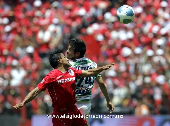 El encuentro comenzó equilibrado sin que ninguno de los dos equipos lograra amenazar.