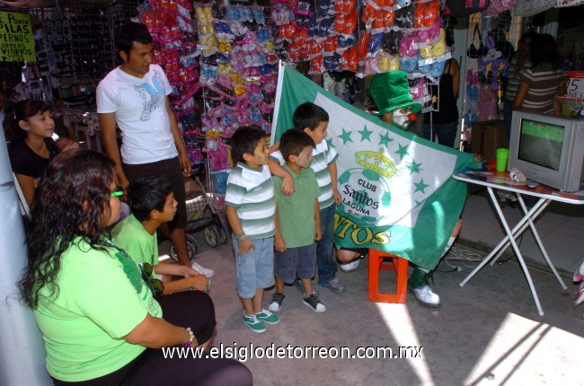 En distintas partes de la ciudad se observaron familias completas portando las playeras albiverdes para apoyar a sus Guerreros.