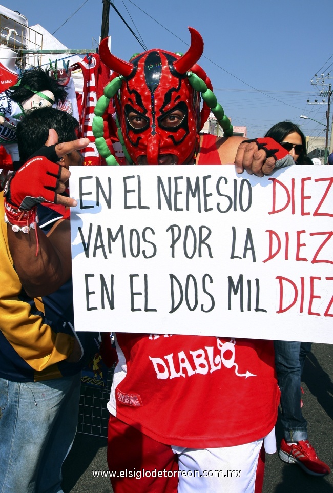 La afición del Toluca celebró efusivamente el décimo título de la institución, conquistado en el estadio Nemesio Díez en una final dramática ante Santos que se definió en tanda de penales 4-3 (6-5, marcador global) a favor de los locales.