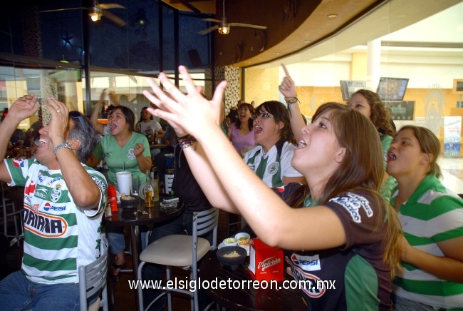 Distintos restaurantes de la Comarca Lagunera registraron buenas afluencia de personas para ver la final del futbol mexicano.