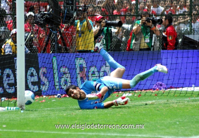 El portero de Santos Laguna, Oswaldo Sánchez tuvó una actuación aceptable en los 120 minutos, pero en la tanda de los penaltis no pudo evitar que Toluca consiguiera su décimo título.