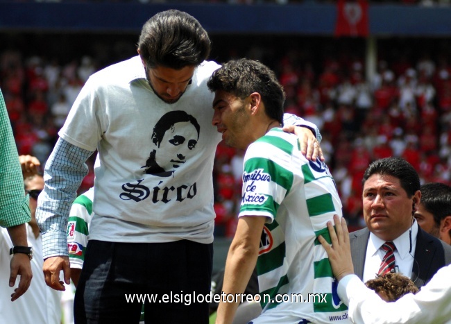 El presidente de Santos Laguna, Alejandro Irraragorri, consoló a su jugador Carlos María Marales al ir a recoger el trofeo de sub campeón del futbol mexicano.