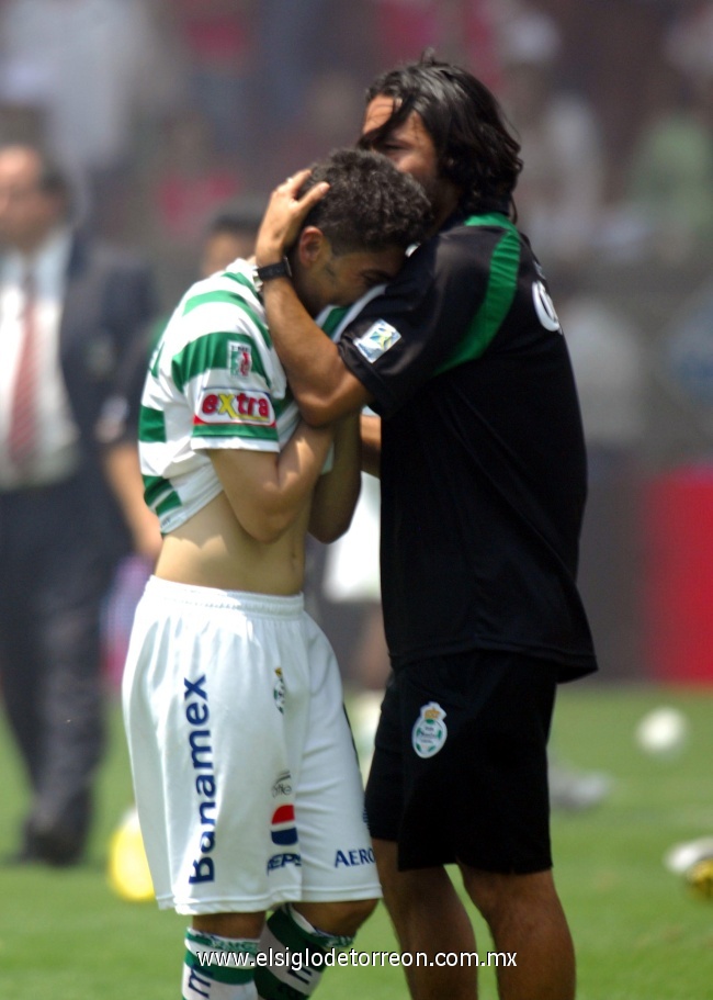 Varios jugadores santistas no pudieron contener las lagrimas tras perder la final del futbol mexicano en la tanda de penales.