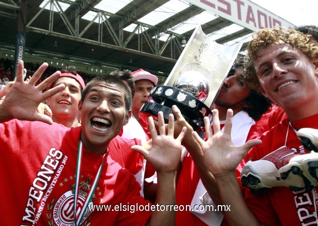 En cuanto a títulos, por delante de los Diablos Rojos de Toluca ya sólo se encuentran las Chivas de Guadalajara, pues con la corona obtenida ante Santos en el Nemesio Díez, los mexiquenses llegaron a diez estrellas en su escudo, mismas que ostenta el América.